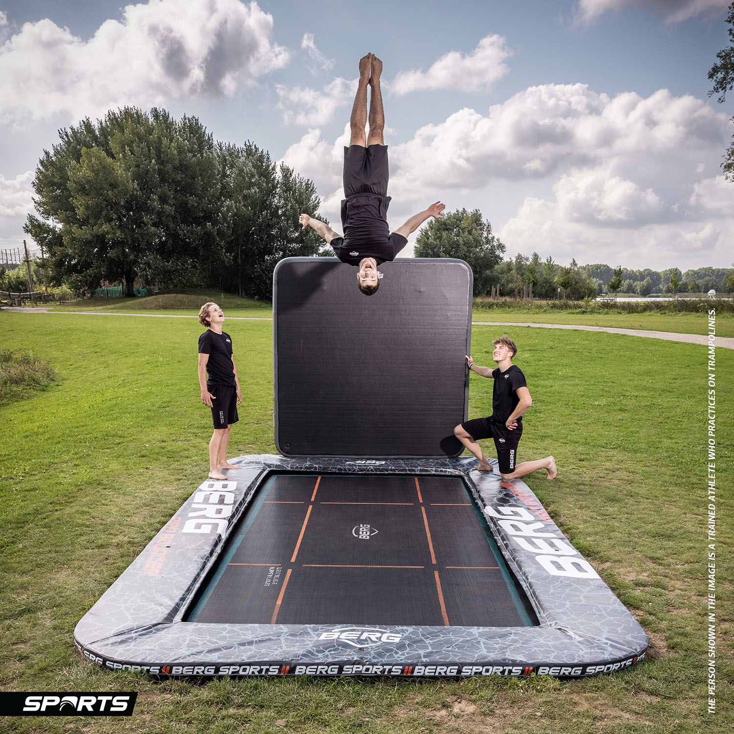 BERG Trampolin SPORTS FlatGround ULTIM Pro Bouncer 500 + AeroWall 2x2 BLK&GRY (NEU)