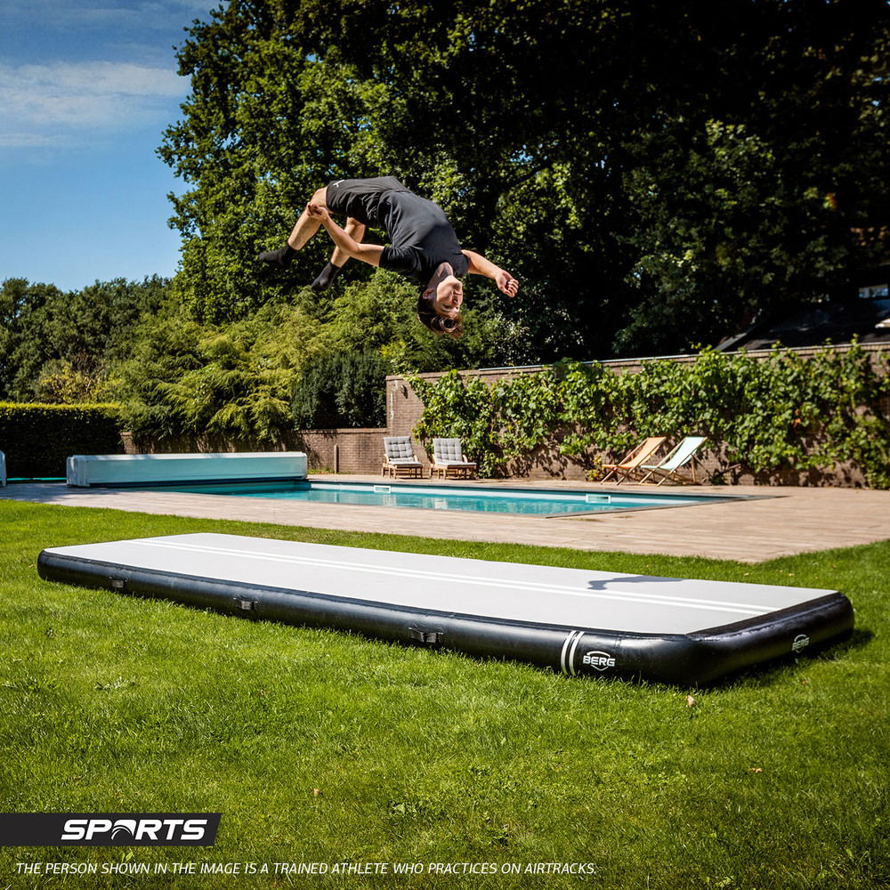 BERG AirTrack Sport 500 aufblasbare Sprungmatte inkl. Handpumpe BERG AirTrack Sport 500 aufblasbare Sprungmatte inkl. Handpumpe