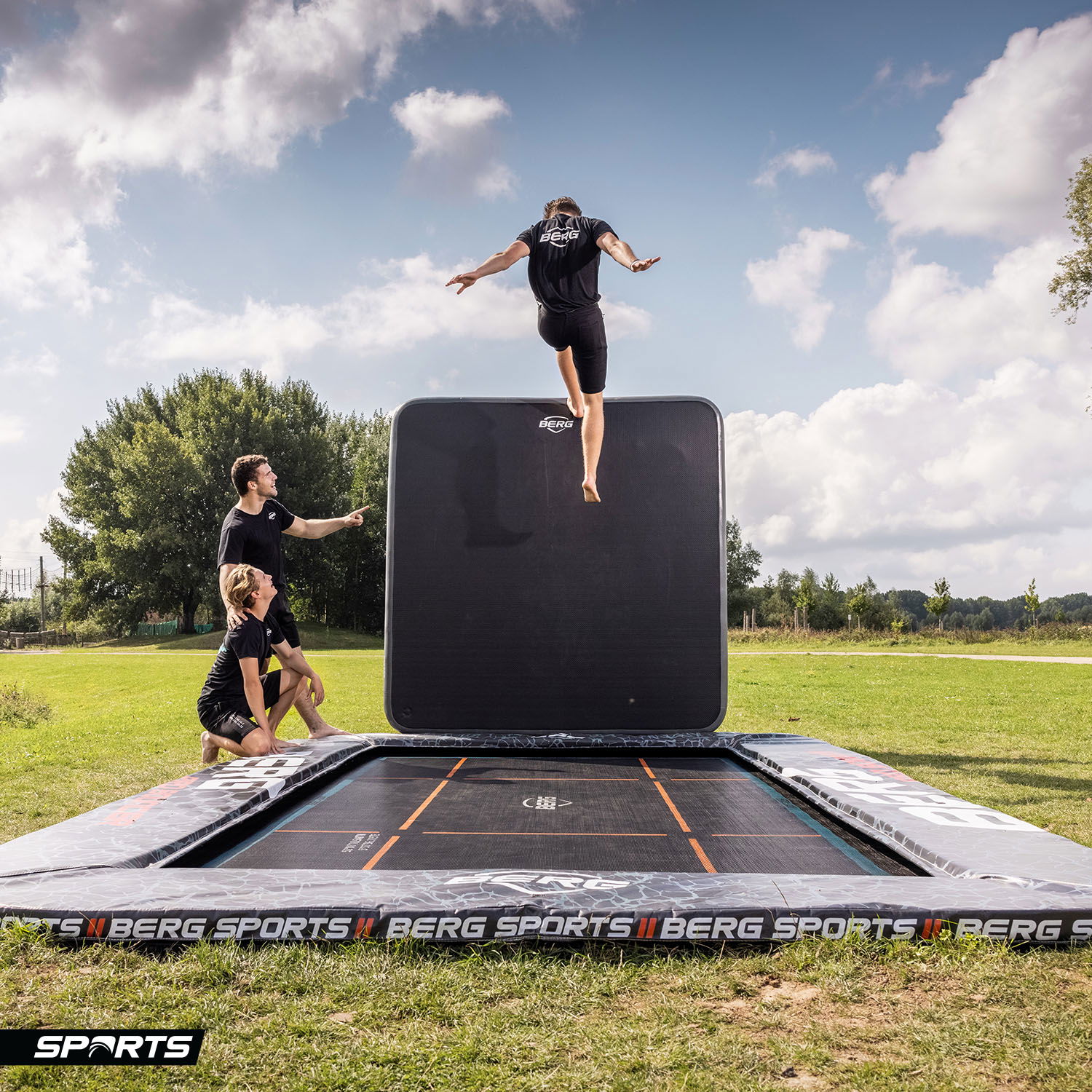 BERG Trampolin SPORTS FlatGround ULTIM Pro Bouncer 500 + AeroWall 2x2 BLK&GRY (NEU)
