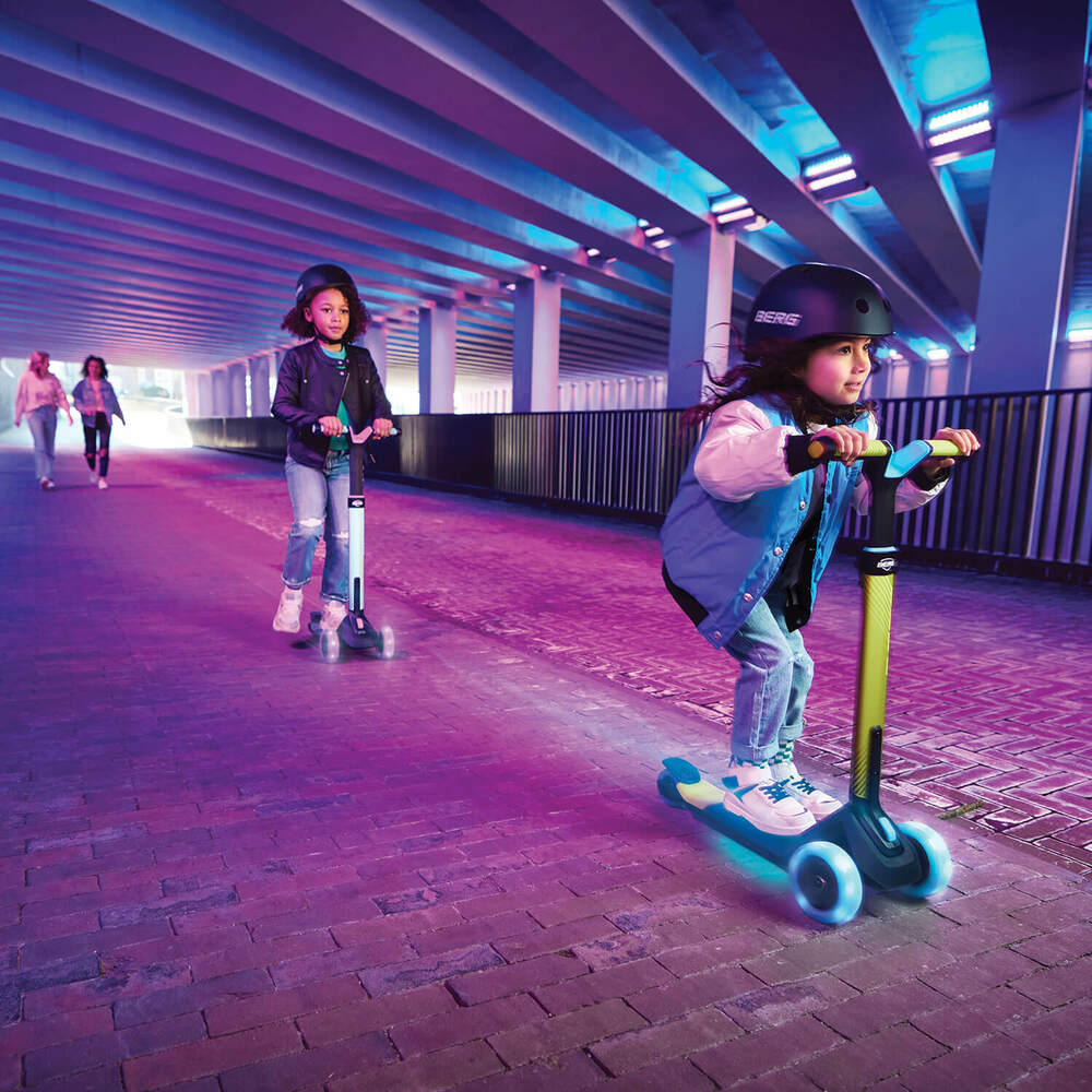BERG Kinderroller NEXO Lights LED-Deck Red (NEU) BERG Kinderroller NEXO Lights LED-Deck Red (NEU)